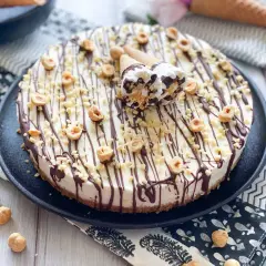 Torta cornetto Algida, un tripudio di nocciole e cioccolato, decorata con mini coni gelato.