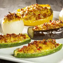 Deliziose verdure ripiene alla ligure: zucchine, melanzane, peperoni e cipolle, cotte al forno con un ripieno saporito.