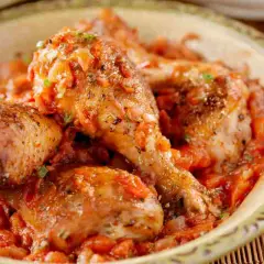 Pollo alla cacciatora succulento in una ciotola, con pezzi di pollo dorati immersi in un sugo rosso ricco di pomodoro e spezie.