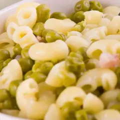 Un primo piatto semplice e gustoso: pasta e piselli, un classico intramontabile che porta allegria in tavola.