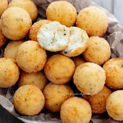 Un cestino pieno di dorate polpette di ricotta, una croccantezza che invita al morso.
