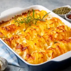 Patate al forno veloci, dorate e croccanti, guarnite con rosmarino fresco. Un contorno perfetto pronto in poco tempo.