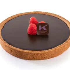 Deliziosa crostata al cioccolato con lamponi freschi e il logo di Ernst Knam.
