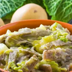 Piatto fumante di pizzoccheri alla valtellinese, con patate, verza e formaggio filante.