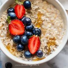 Porridge ricetta 1 persona: avena cremosa con fragole, mirtilli e semi di chia, un inizio di giornata sano e gustoso.