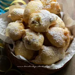 Frittelle di una volta, dolci e soffici, cosparse di zucchero a velo, perfette per un momento di golosità.