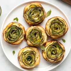 Rotolini di pasta sfoglia con zucchine, un'esplosione di gusto e colore. Perfetti per un antipasto o un brunch.