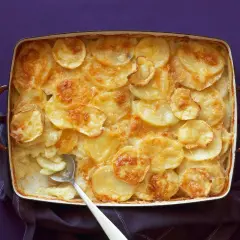 Parmigiana di patate dorata e cremosa, pronta per essere gustata.