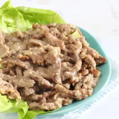 Straccetti di manzo succulenti serviti su foglie di lattuga fresca, un piatto invitante e saporito.
