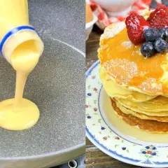 Impasto per pancake versato da una bottiglia su una padella, accanto a una pila di pancake guarniti con frutti di bosco e sciroppo.