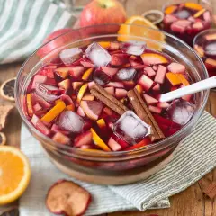 Sangria ricetta originale: una ciotola piena di frutta fresca, ghiaccio e cannella, perfetta per un rinfresco estivo.