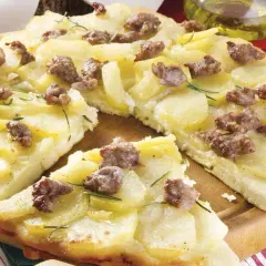 Pizza di patate con salsiccia e rosmarino, un piatto rustico e saporito, pronto per essere gustato.