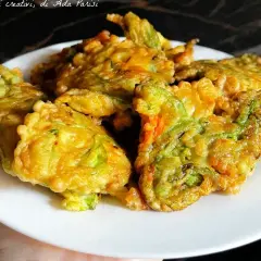 Frittelle di fiori di zucca, la ricetta della nonna per un antipasto croccante e dorato.