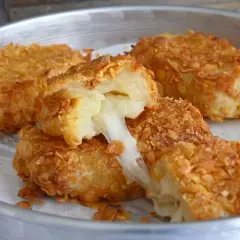 Crocchette di patate dorate e croccanti, con un cuore filante di formaggio. Un piacere irresistibile per il palato.