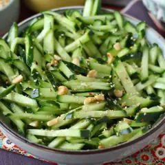 Una fresca insalata di cetrioli a julienne, condita con semi di sesamo, arachidi e peperoncino.