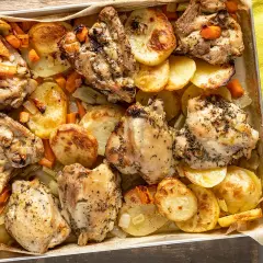 Sovracosce di pollo dorate e succulente, cotte al forno con patate, carote e sedano. Un piatto saporito e invitante.