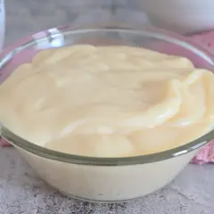 Crema pasticcera bimby, liscia e vellutata, pronta per farcire dolci.