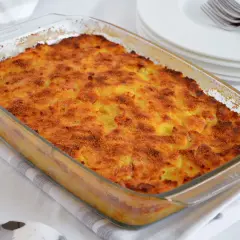 Gateau di patate ricetta: tortino dorato e croccante in pirofila di vetro, pronto per essere servito.