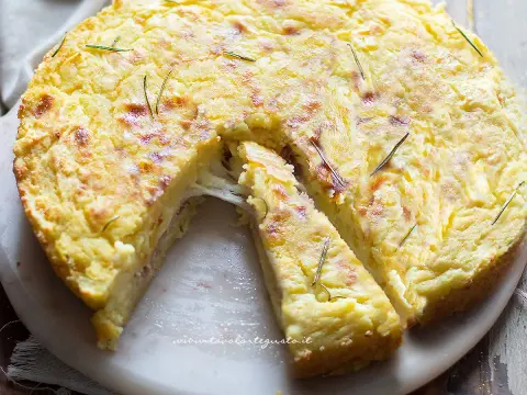 Torta salata con patate, croccante e cremosa - ricetta e varianti