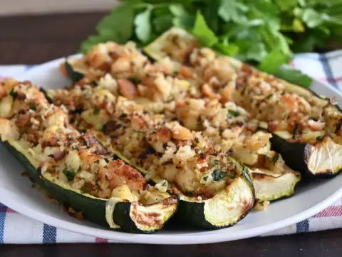 Zucchine ripiene velocissime, morbide dentro e gratinate fuori