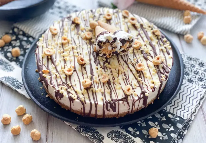 Torta cornetto Algida, un tripudio di nocciole e cioccolato, decorata con mini coni gelato.