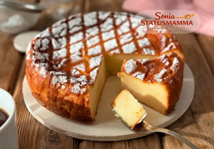 Delizioso migliaccio napoletano ricetta della nonna, spolverato di zucchero a velo. Un dolce che profuma di casa e tradizione.