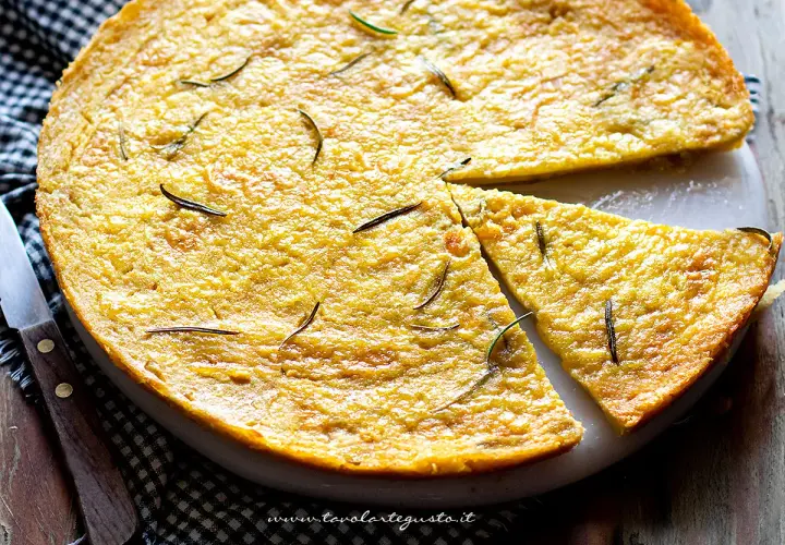 Farinata di ceci dorata e profumata al rosmarino, appena sfornata e tagliata a spicchi, pronta per essere gustata.