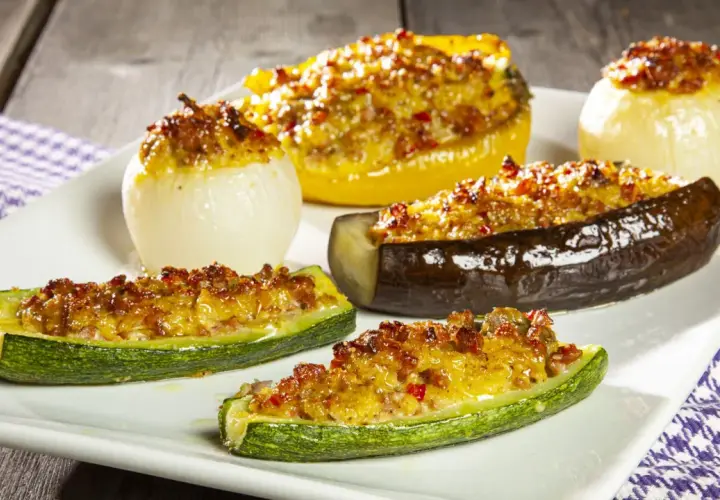 Deliziose verdure ripiene alla ligure: zucchine, melanzane, peperoni e cipolle, cotte al forno con un ripieno saporito.