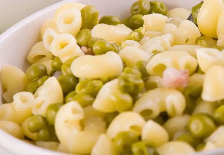 Un primo piatto semplice e gustoso: pasta e piselli, un classico intramontabile che porta allegria in tavola.