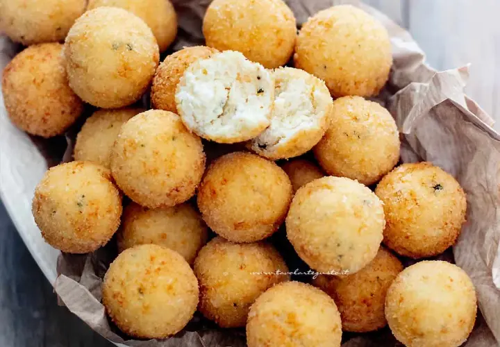 Un cestino pieno di dorate polpette di ricotta, una croccantezza che invita al morso.