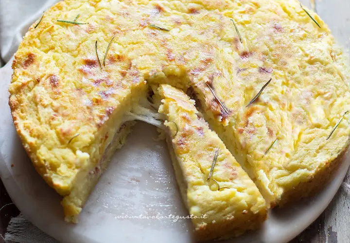 Torta salata con patate, filante e dorata, guarnita con rosmarino. Perfetta per un pranzo gustoso.