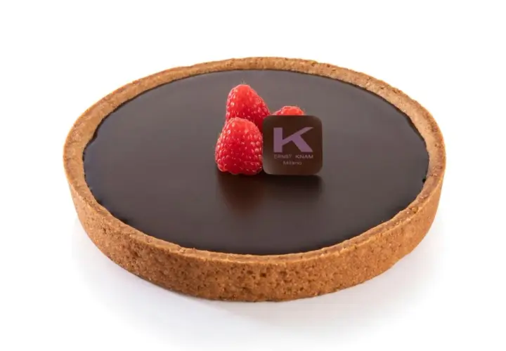 Deliziosa crostata al cioccolato con lamponi freschi e il logo di Ernst Knam.