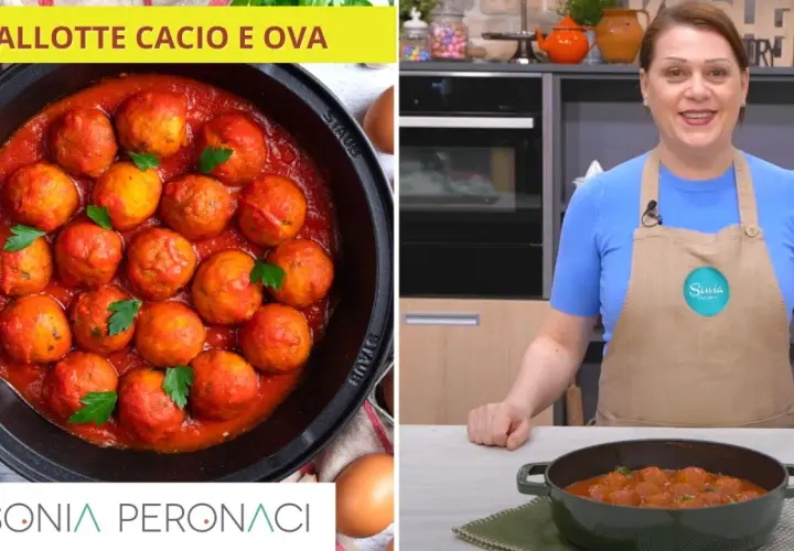 Pallotte cacio e ova in sugo rosso, pronte per essere gustate. Una donna in cucina prepara questo piatto tradizionale.