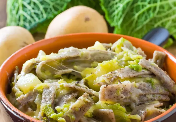 Piatto fumante di pizzoccheri alla valtellinese, con patate, verza e formaggio filante.