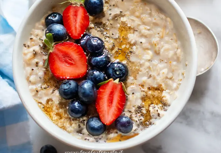 Porridge ricetta 1 persona: avena cremosa con fragole, mirtilli e semi di chia, un inizio di giornata sano e gustoso.