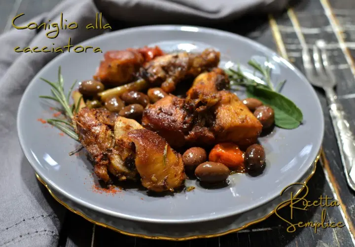 Coniglio alla cacciatora fatto in casa da Benedetta, un piatto succulento con olive, rosmarino e paprika.