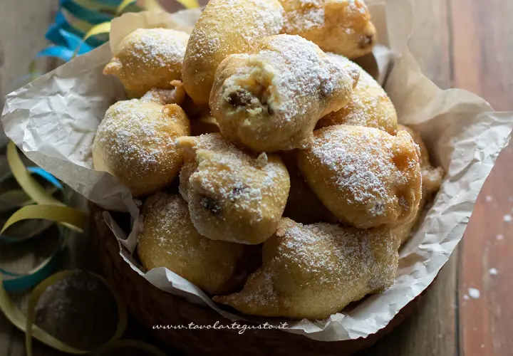 Frittelle di una volta, dolci e soffici, cosparse di zucchero a velo, perfette per un momento di golosità.