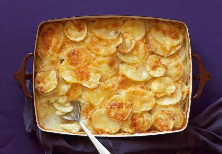 Parmigiana di patate dorata e cremosa, pronta per essere gustata.