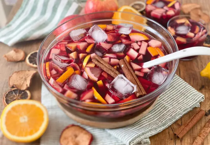 Sangria ricetta originale: una ciotola piena di frutta fresca, ghiaccio e cannella, perfetta per un rinfresco estivo.