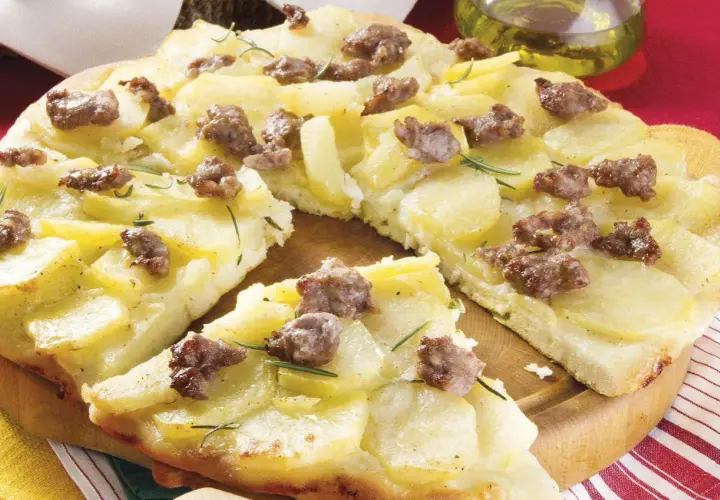 Pizza di patate con salsiccia e rosmarino, un piatto rustico e saporito, pronto per essere gustato.