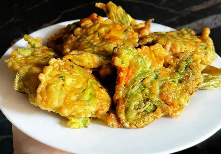 Frittelle di fiori di zucca, la ricetta della nonna per un antipasto croccante e dorato.