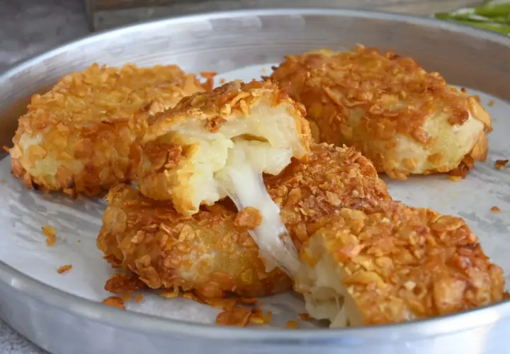 Crocchette di patate dorate e croccanti, con un cuore filante di formaggio. Un piacere irresistibile per il palato.
