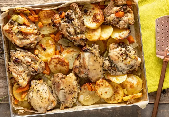 Sovracosce di pollo dorate e succulente, cotte al forno con patate, carote e sedano. Un piatto saporito e invitante.