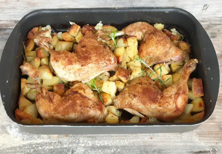 Succulento pollo al forno con patate dorate e rosmarino, pronto per essere gustato.