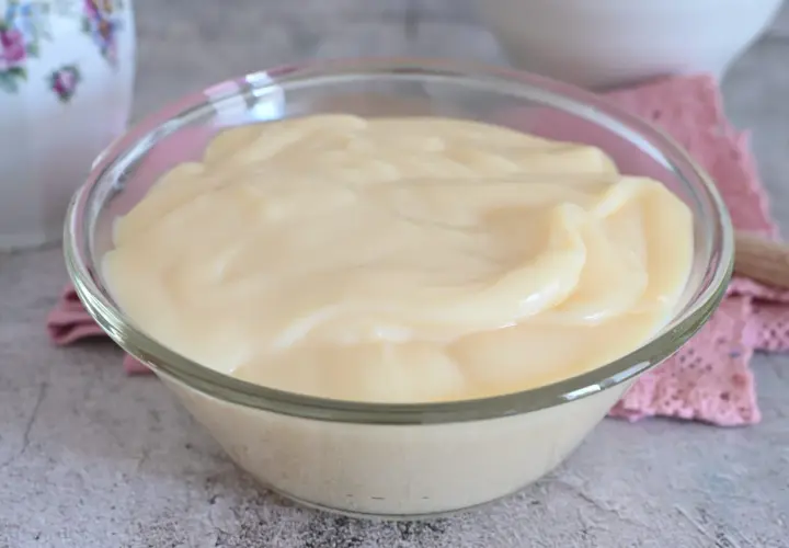 Crema pasticcera bimby, liscia e vellutata, pronta per farcire dolci.