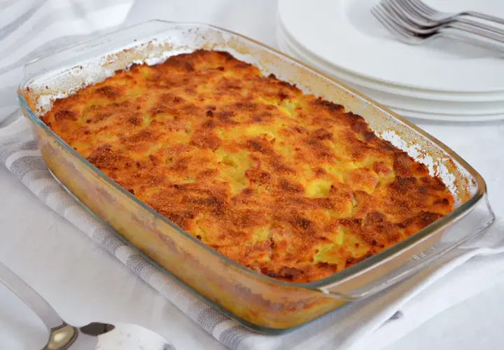Gateau di patate ricetta: tortino dorato e croccante in pirofila di vetro, pronto per essere servito.