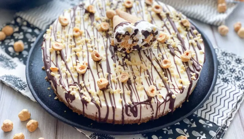 Torta cornetto Algida, un tripudio di nocciole e cioccolato, decorata con mini coni gelato.