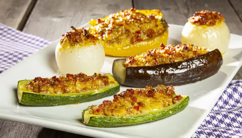 Deliziose verdure ripiene alla ligure: zucchine, melanzane, peperoni e cipolle, cotte al forno con un ripieno saporito.