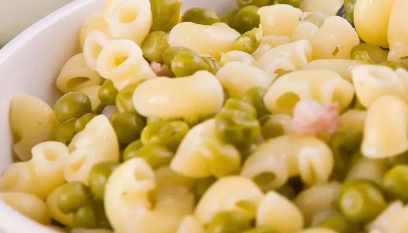 Un primo piatto semplice e gustoso: pasta e piselli, un classico intramontabile che porta allegria in tavola.