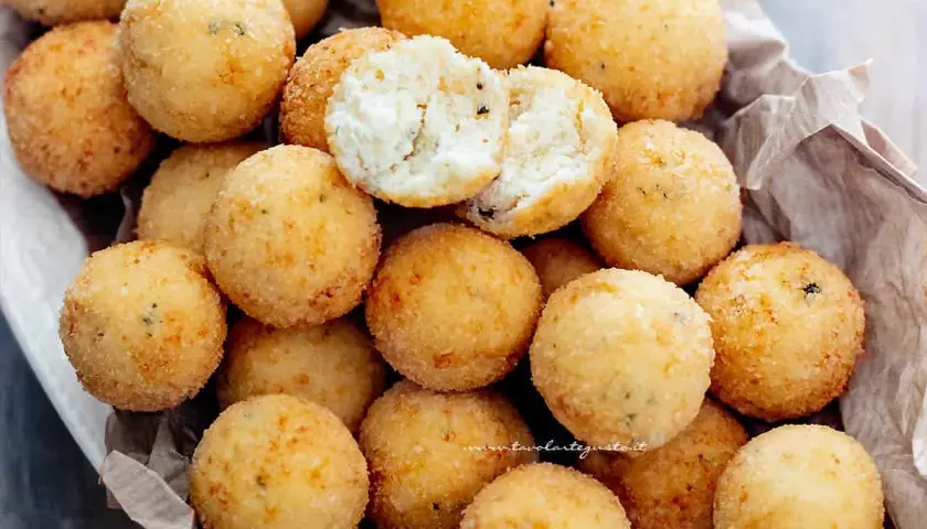 Un cestino pieno di dorate polpette di ricotta, una croccantezza che invita al morso.